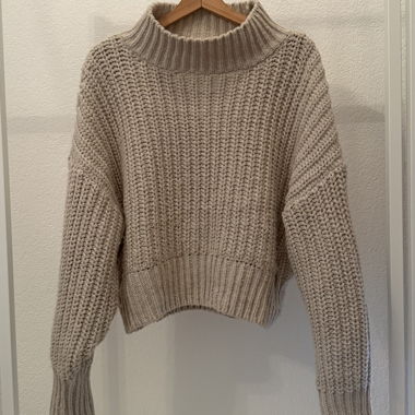 Beiger Grobstrickpullover mit Stehkragen