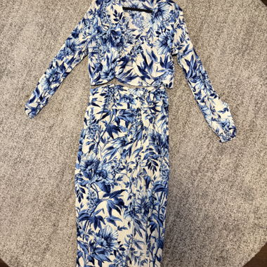 Ensemble deux pièces bleu et blanc fleuri