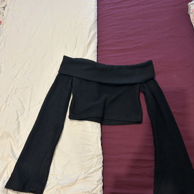 Top nero a spalle scoperte