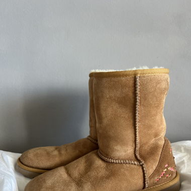 UGG   