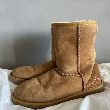 UGG