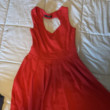 Rotes Kleid mit Herz Rückenausschnitt