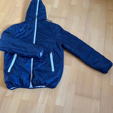 Piumino blu con cappuccio
