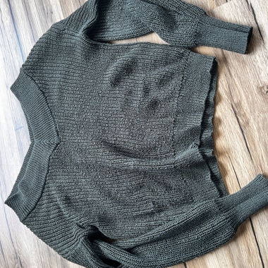 Grüner Strickpullover