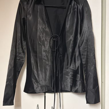 Chemise noire satinée