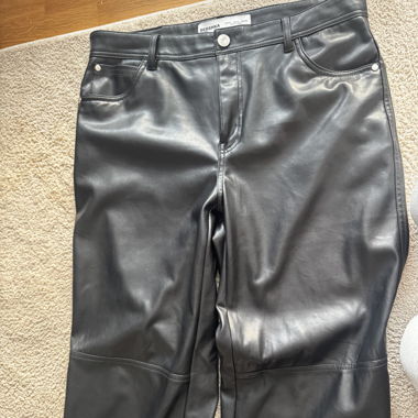 Bershka Lederhose breit