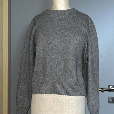 Grauer Strickpullover