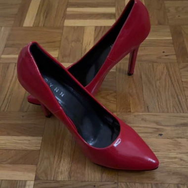 Rote Pumps mit Absatz