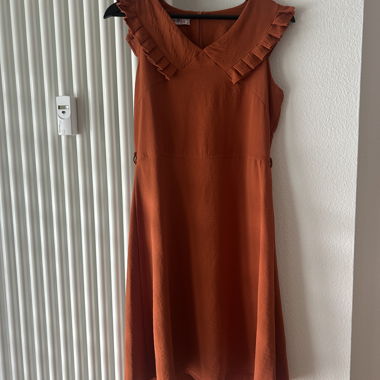 Abito con colletto a balze color ruggine