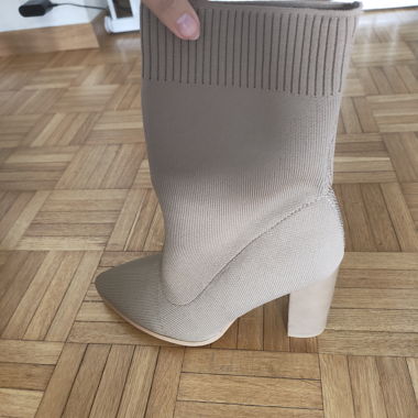 Stivaletti beige con tacco