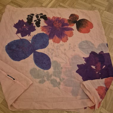 Grand foulard carré fleuri rose