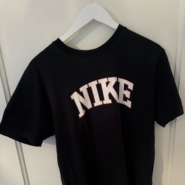 Schwarzes Nike Shirt