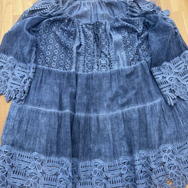 Blau bestickte Bluse