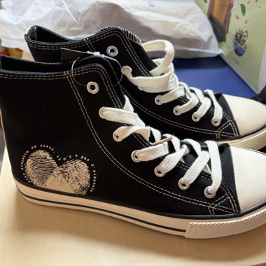Schwarze und weisse Schnürstiefel