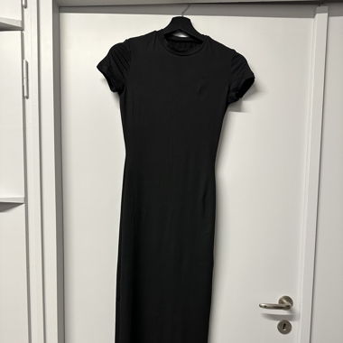 Schwarzes Kleid