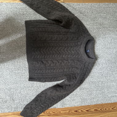 Dunkler Strickpullover