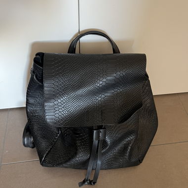 Zaino nero con motivo serpente