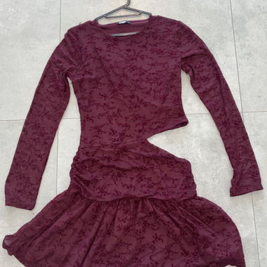 Bordeauxrote Kleid mit langen Ärmeln und Taillenschnitt
