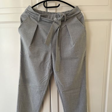 graue Sommerhose mit weissen Streifen 