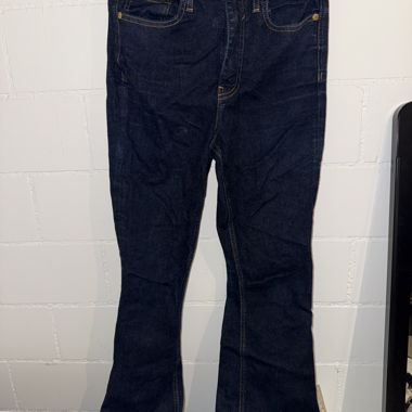 Dunkelblaue Schlagjeans