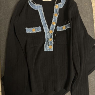 Set lavorato a maglia nero con denim