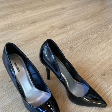 High heels lack