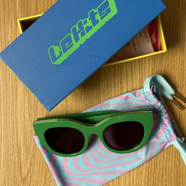 Lunettes de soleil vertes avec étui