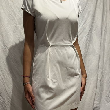 Vestito bianco corto con apertura sulla spalla