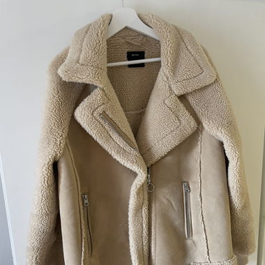 Aviator Jacke aus Fake-Wildleder/Teddy (Bershka)