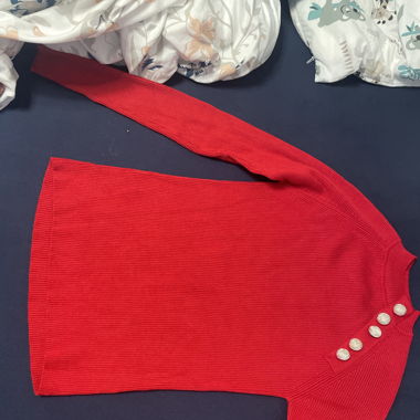 Schöner Roter Pulli mit Gold detail