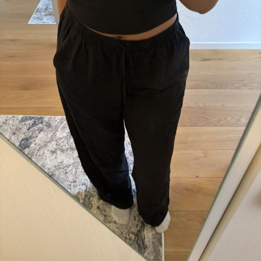Schwarze Stoffhose mit Gummibund