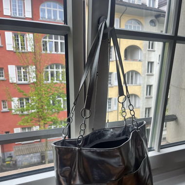 Silbrige Tasche