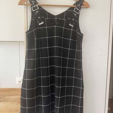 Schwarzes ärmelloses Kleid mit Taschen