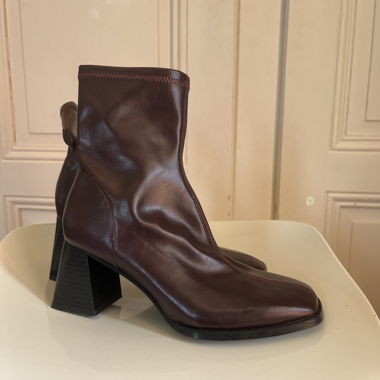 Bordeauxrote Stiefel mit Absatz