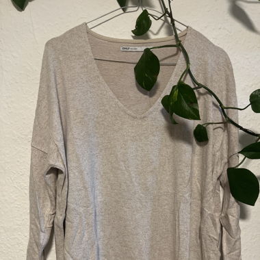 Dünner, creme farbener Pullover