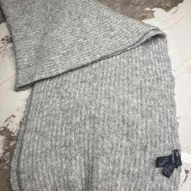 Sciarpa grigia in maglia