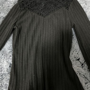 Haut noir en dentelle