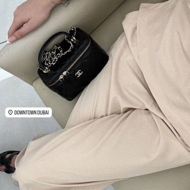 Haut beige à encolure en cœur et pantalon assorti