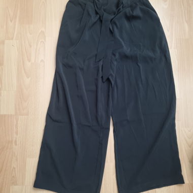 Pantaloni neri a gamba larga