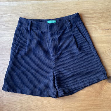 Shorts aus schwarzem Rippcord