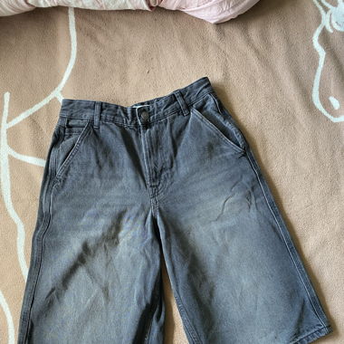 kurze schwarze Jeans