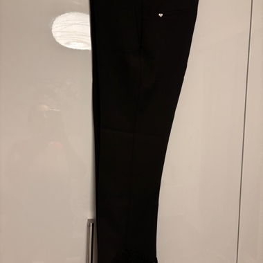 Schwarze Hose mit Spitze am Saum