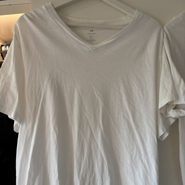 2 weisse Shirts von H&M