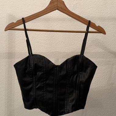 Schwarzes Crop Top mit Trägern