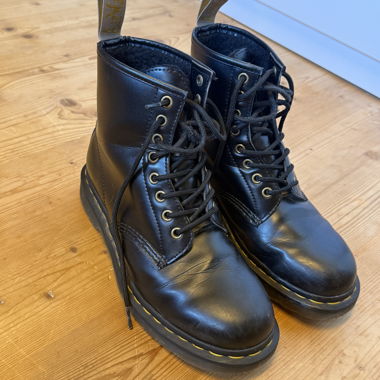 Dr. Martens Vegan Boots EU 40