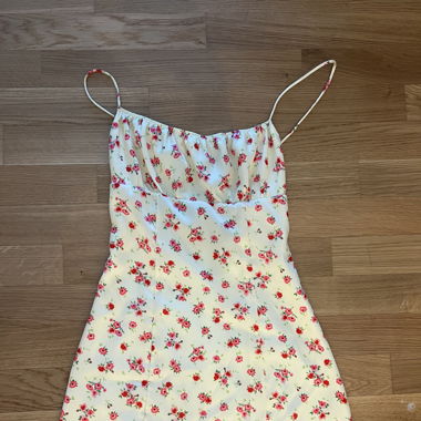 Robe jaune satiné pastel à fleurs - taille S