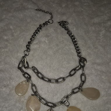 Collier chaîne argentée perles beige/rose pastel