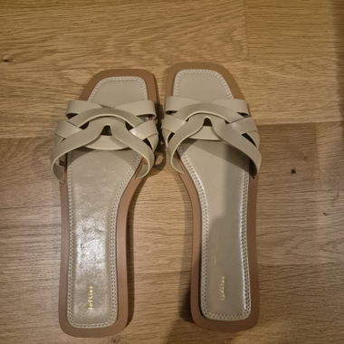 Sandales beiges à brides croisées 39