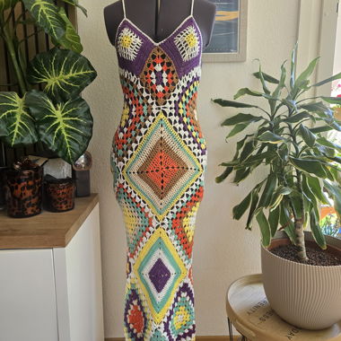 Buntes Häkelkleid