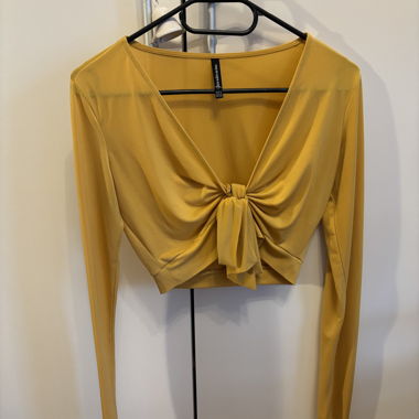 Gelbes Crop-Top mit Ausschnitt